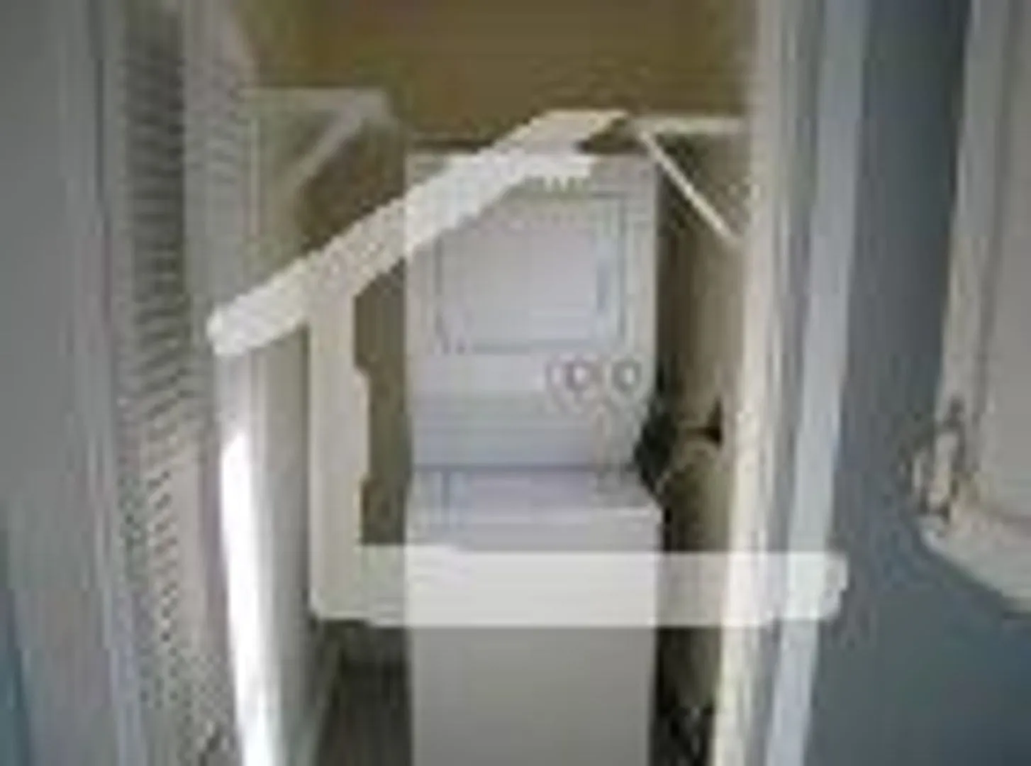 2 Bed Modern and Renovated close to Brighton Center — Photo 2