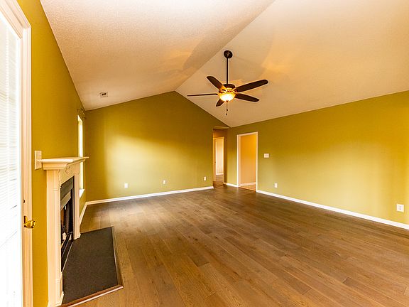 5th image of 215 Essex Ct