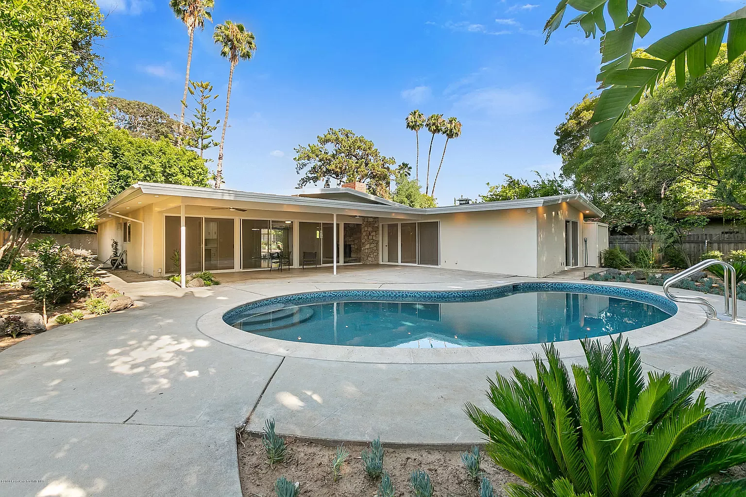 3 bed, 1960 sqft, $9,487 — Photo 3