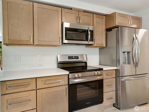 5th image of 4270 Fir Drive NE