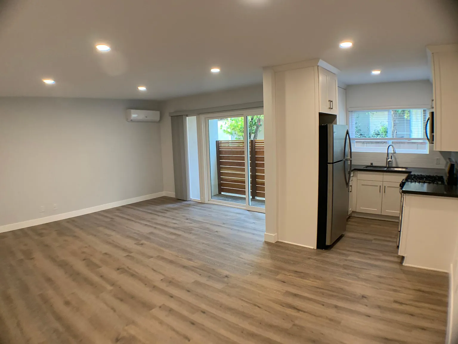 1516 Colby Ave — Photo 2