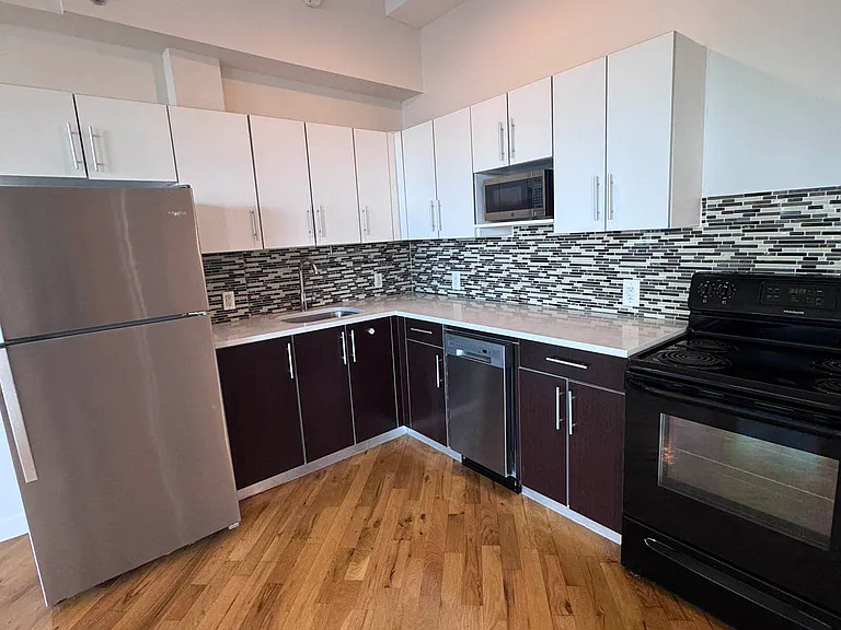 29-28 41st Ave #1002 — Photo 5