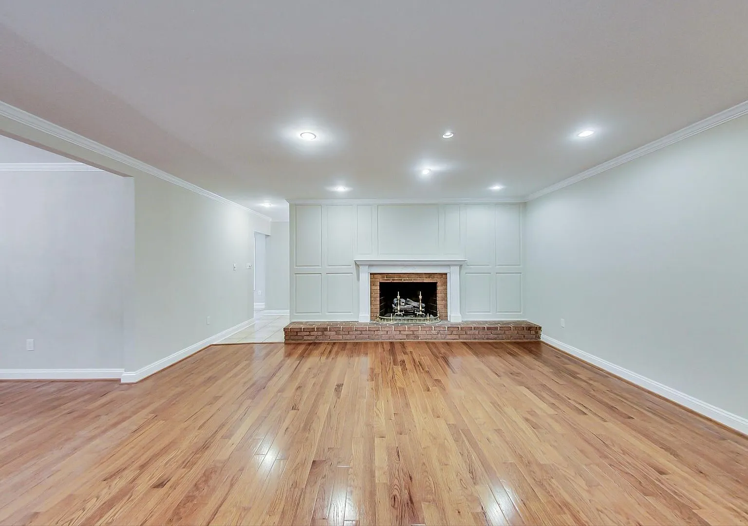 Spacious 3BR/3BA Retreat Backing to Nature in Quiet Silver Spring Cul-de-Sac — Photo 2