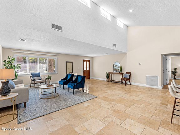 5th image of 390 Harbor Dr