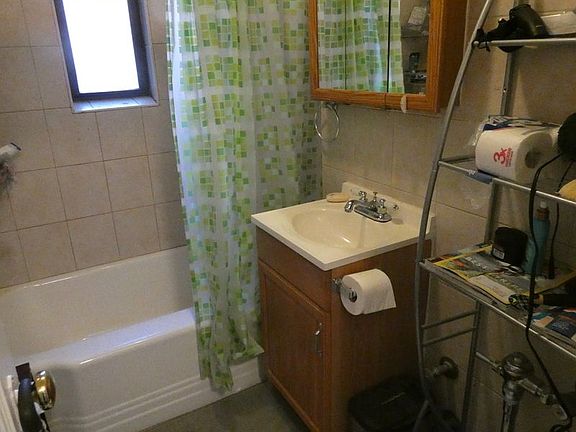 2nd image of 3111 Crescent St APT A4