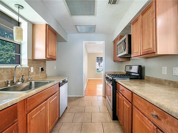 2nd image of 2830 Greenhill Dr