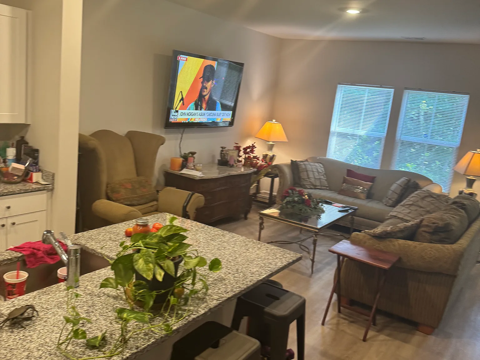 3 bed, 2.5 bath, 1900 sqft, $1,050 — Photo 2