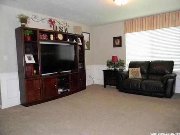 5th image of 722 N Black Horse Dr