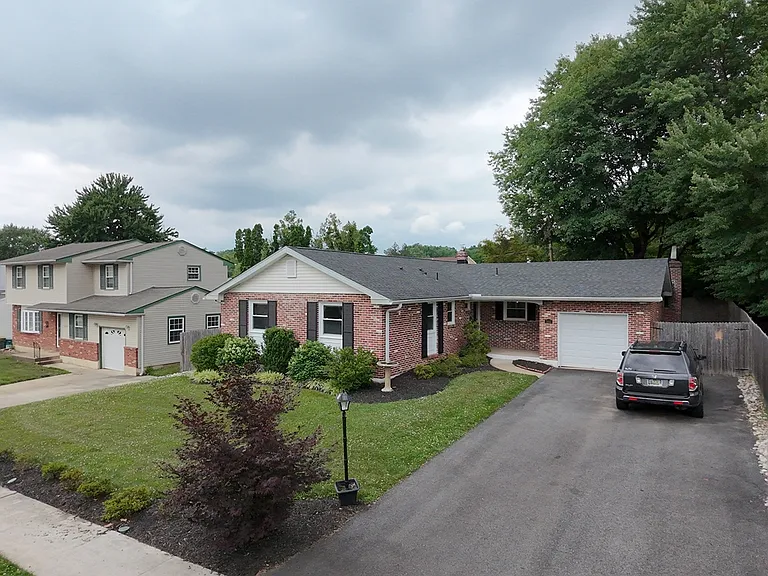 3211 Carillon Dr — Photo 32