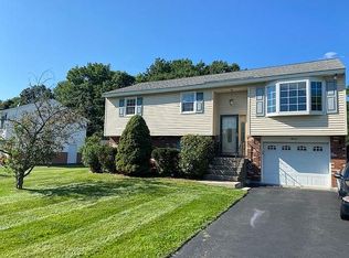 11 Maple Dr, Albany, NY 12205