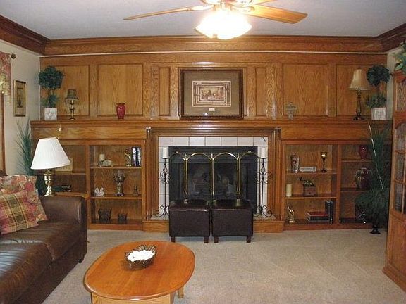 3rd image of 813 NE Lakeside Ct