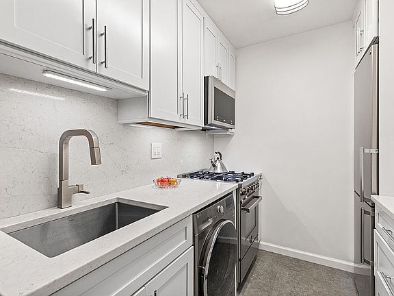 3rd image of 2025 Broadway #5K