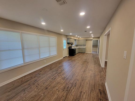 3rd image of 3607 Redwood Dr