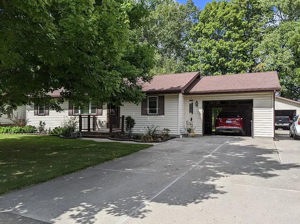 210 Kingsberry Ct, Blissfield, MI 49228