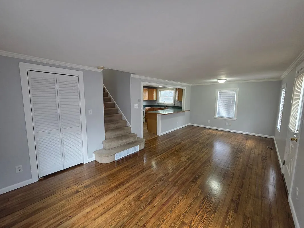3 bed, 1.0 bath, 924 sqft, $1,800 — Photo 3