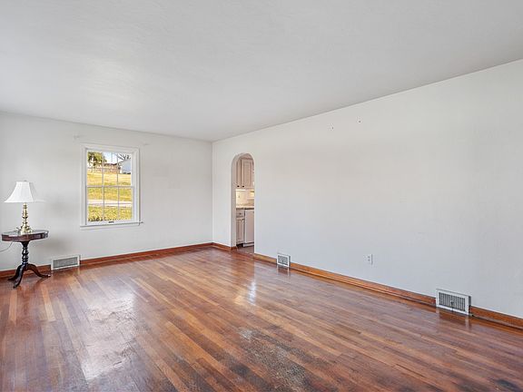 4th image of 1611 Clay Pike