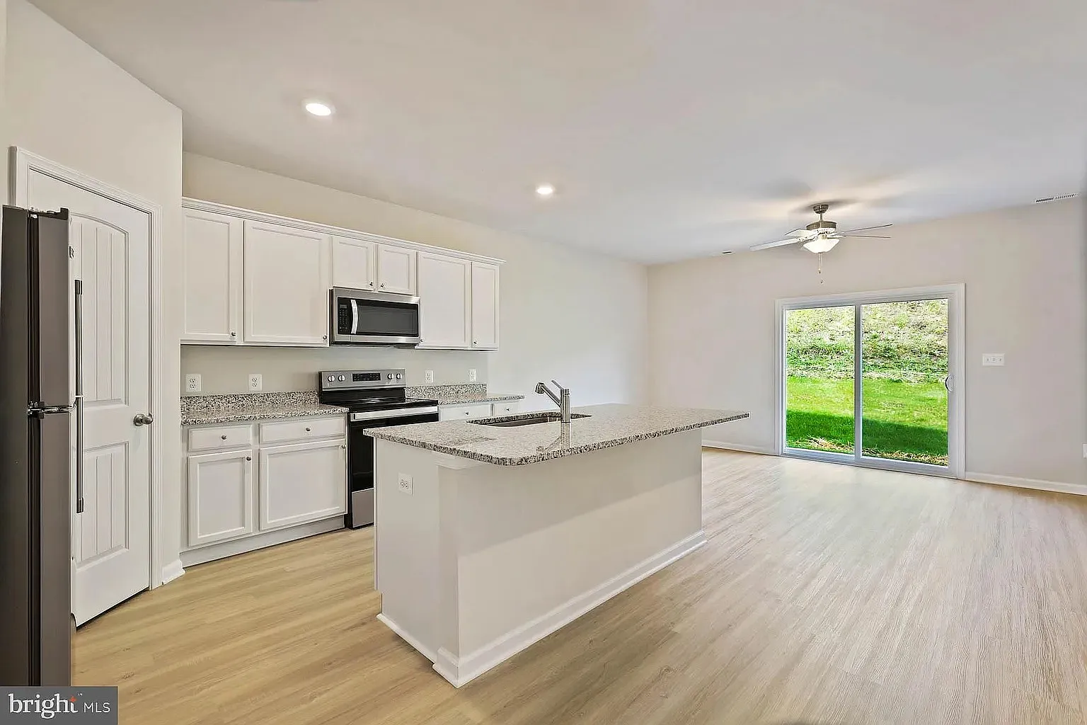 3 bed, 2.5 bath, 1443 sqft, $1,900 — Photo 4