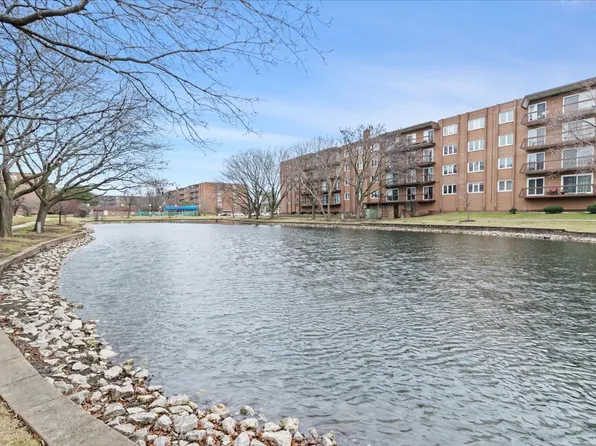 8100 W Foster Ln APT 211, Niles, IL 60714