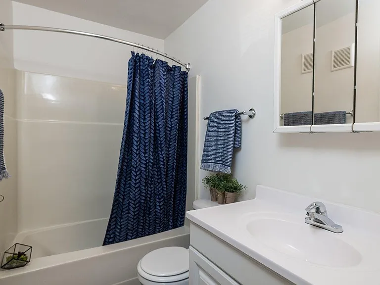 Squires Manor Apartment Homes — Photo 11