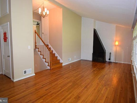 4th image of 3000 Wallace Dr