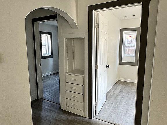 Hall between the two rooms 