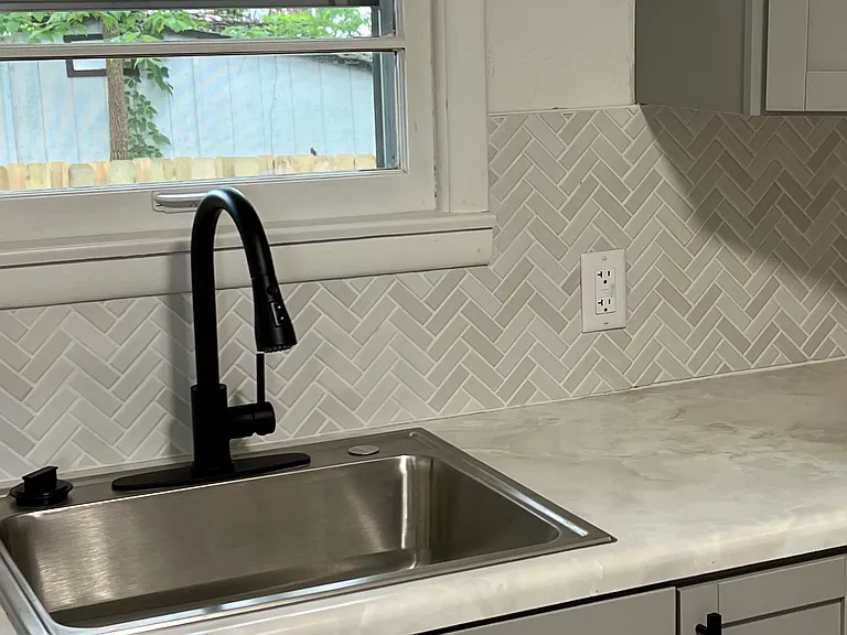 Kitchen with tiled backsplash