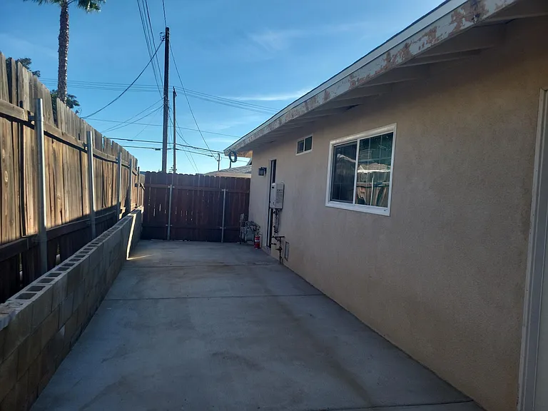 Avenue E — Photo 12