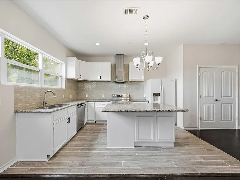 5302 Saxon Dr #1/2 — Photo 3