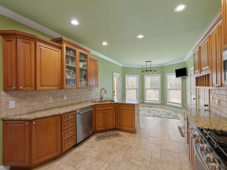 2128 Roswell Dr — Photo 11