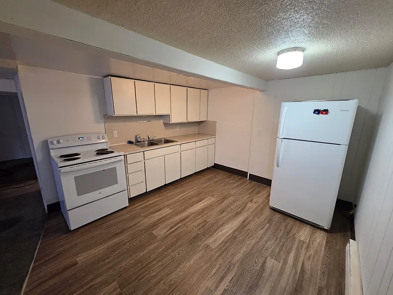 953 E Logan Ave #B — Photo 5