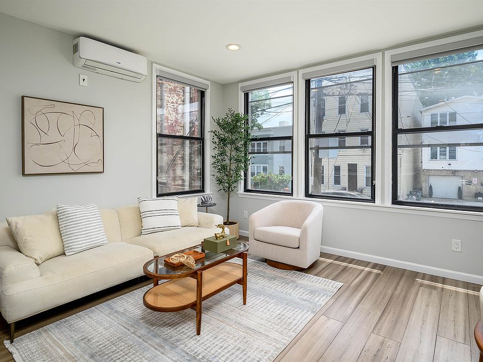 1st image of 70 Bowers St #2