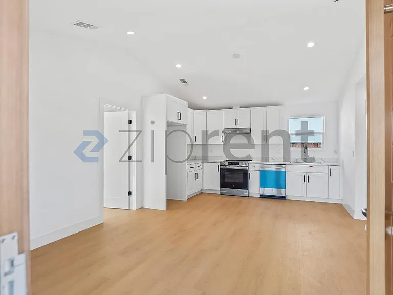 374 S 21st St #2 — Photo 5