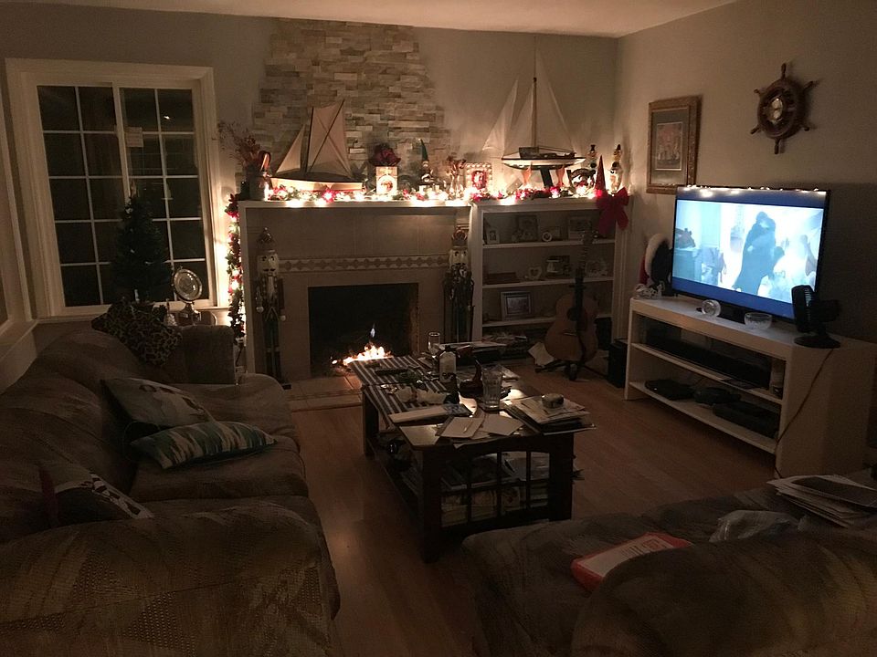 Comfortable setting walking distance to beach and restaurants nice setting for vacation rentals or month to month rental .