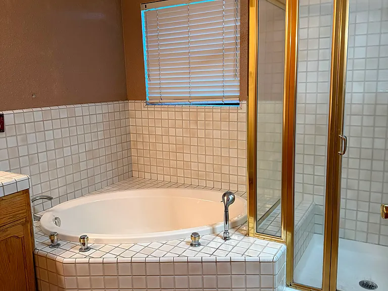 325 E Lancaster Dr — Photo 15