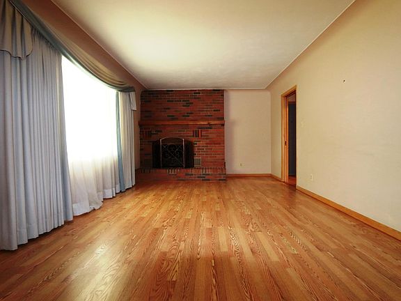 4th image of 2101 Meadow Lake Dr