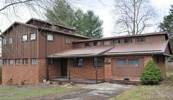 2nd image of 3307 Summit Dr