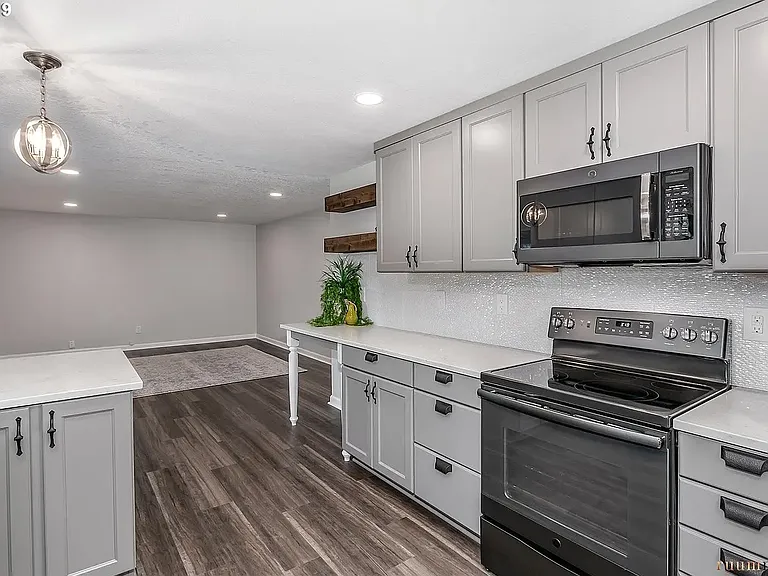 1098 NE Kathryn St — Photo 3