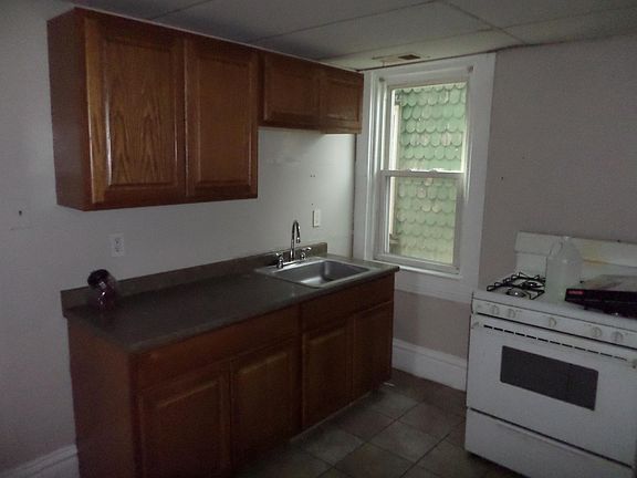 plenty of cabinet and counter space