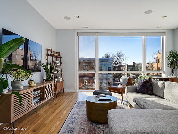 4th image of 859 N Wood St #3