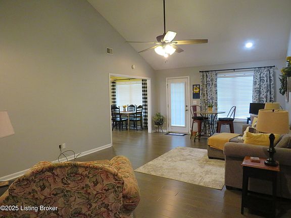 3rd image of 113 Twin Oaks Dr