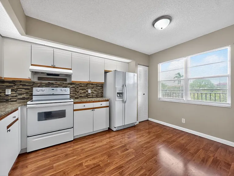 13055 SW 15th Ct — Photo 6