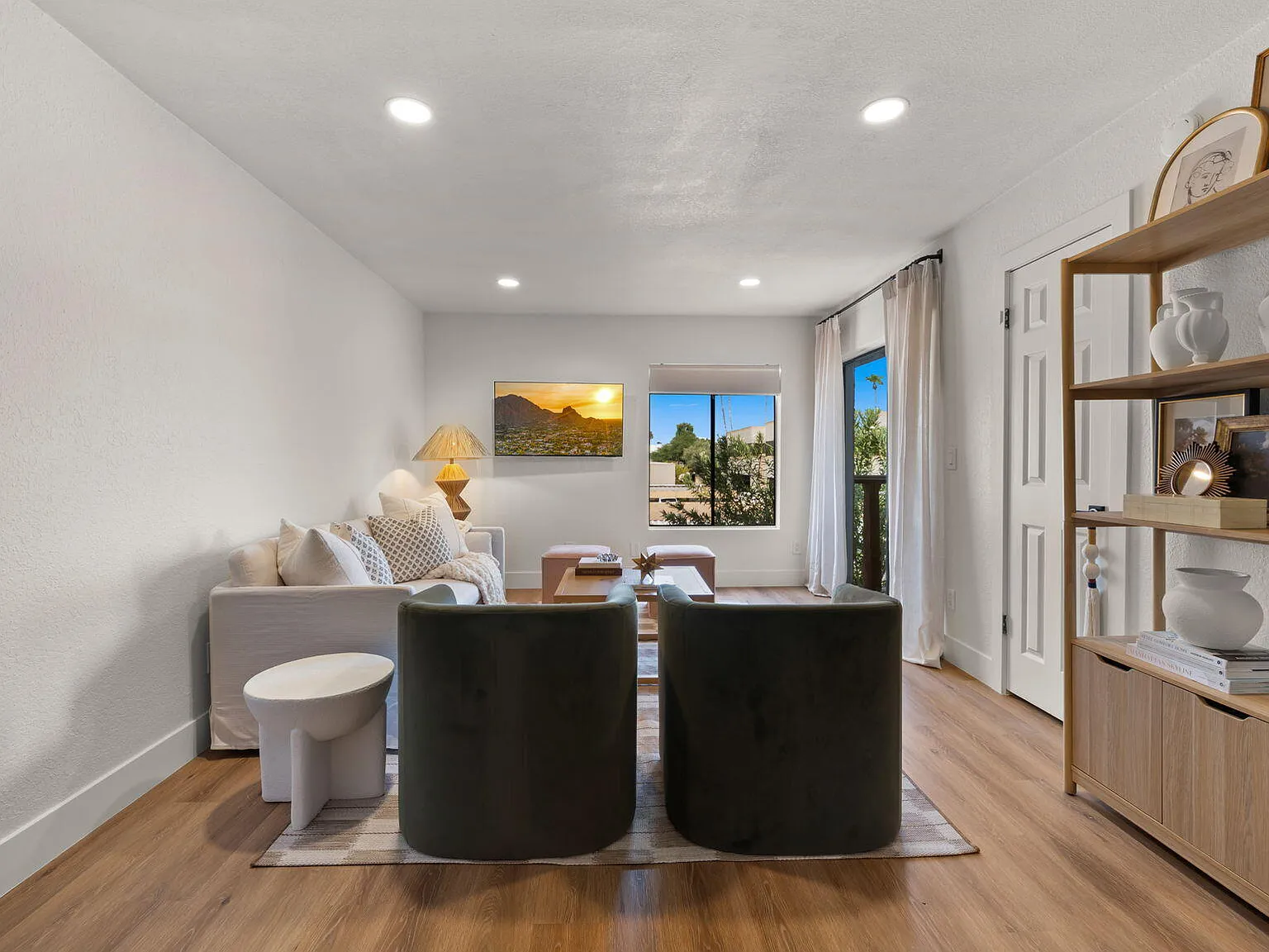 1 bed, 1.0 bath, 758 sqft, $2,000 — Photo 2