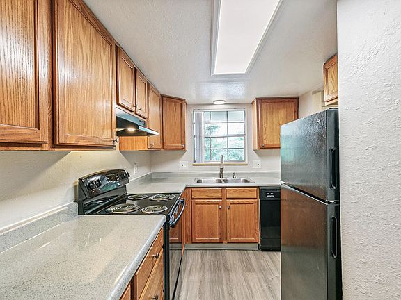 3rd image of 1975 Oak St #0d0a85f8e