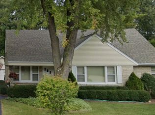 232 E Ellis Ave, Libertyville, IL 60048