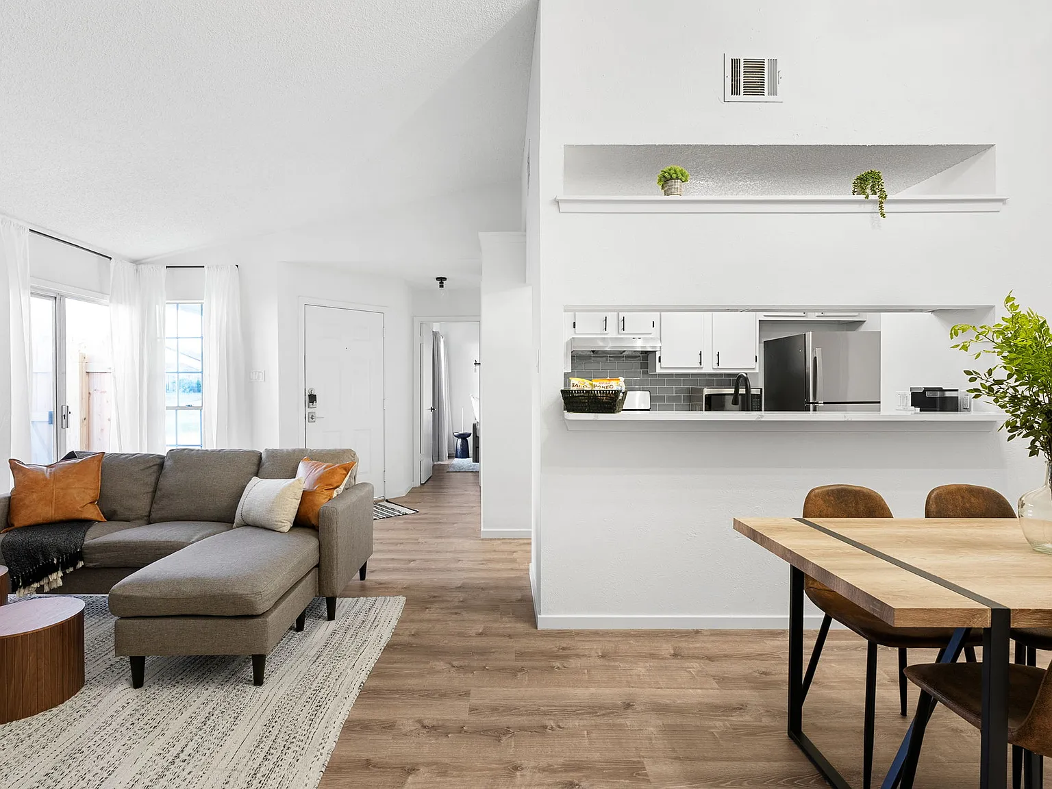 North Austin - Weekly/Monthly Rental — Photo 4