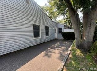107 Ballad Cir, Holbrook, NY 11741