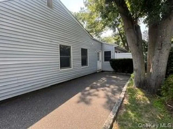 107 Ballad Cir, Holbrook, NY 11741