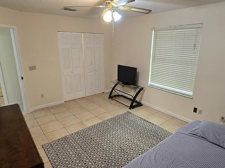 176 N Roscoe Blvd — Photo 17