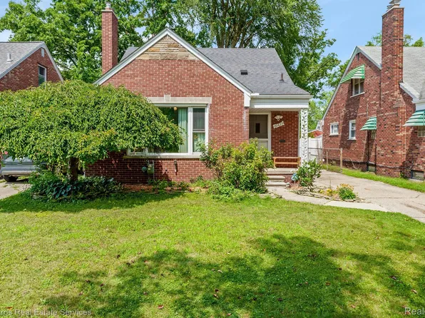 20623 Country Club Dr, Harper Woods, MI 48225