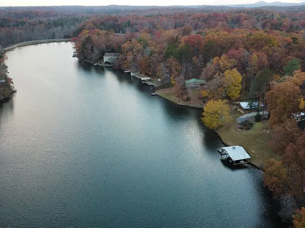 740 W Cove Dr, Mountain Rest, SC 29664